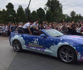 开云中国 -关于巴塞罗那训练开放日，窗口期队长鼓劲引欢呼，足总杯在即，球探报告显示潜力的信息