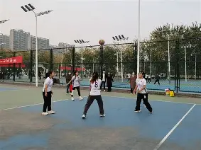  排球赛场再起风云：闽南风暴队失利渝州烈马队，赛场气氛火爆定海神针仍在
