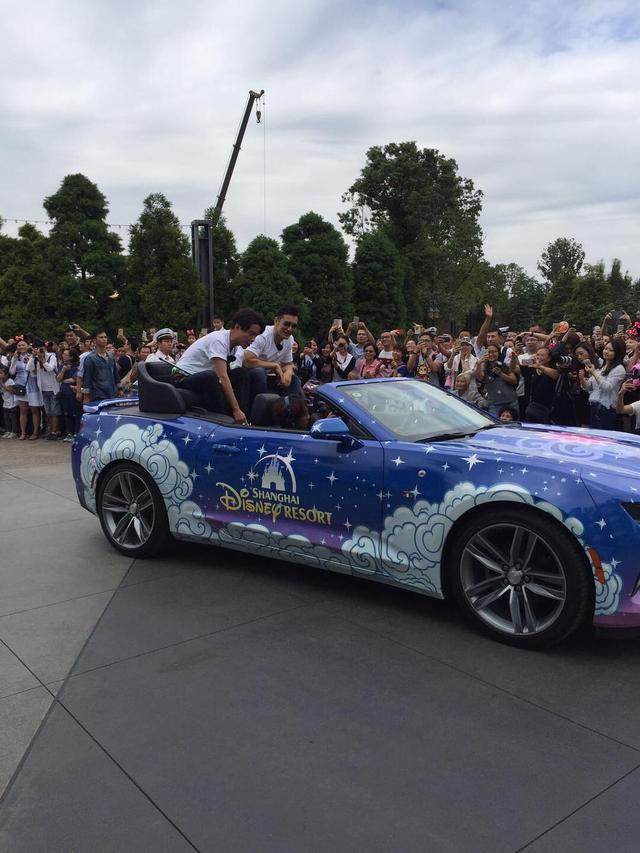 关于巴塞罗那训练开放日，窗口期队长鼓劲引欢呼，足总杯在即，球探报告显示潜力的信息